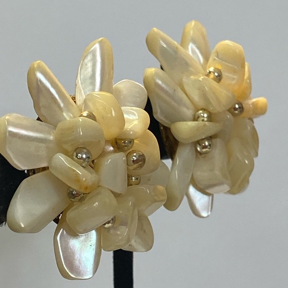 MADE IN JAPAN, VINTAGE CLIP ON EARRINGS. - Picture 4 of 9